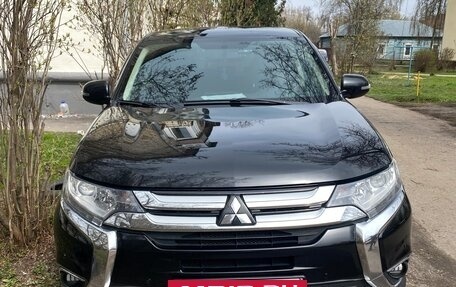 Mitsubishi Outlander III рестайлинг 3, 2016 год, 1 800 000 рублей, 8 фотография