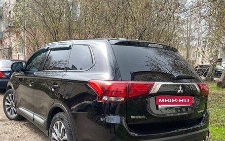 Mitsubishi Outlander III рестайлинг 3, 2016 год, 1 800 000 рублей, 10 фотография