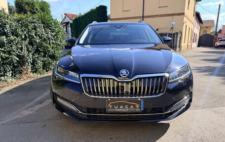 Skoda Superb III рестайлинг, 2022 год, 3 328 569 рублей, 2 фотография