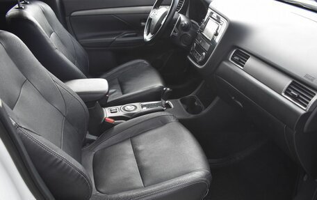 Mitsubishi Outlander III рестайлинг 3, 2014 год, 1 575 000 рублей, 10 фотография
