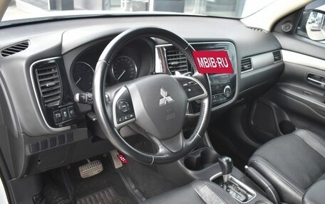 Mitsubishi Outlander III рестайлинг 3, 2014 год, 1 575 000 рублей, 13 фотография
