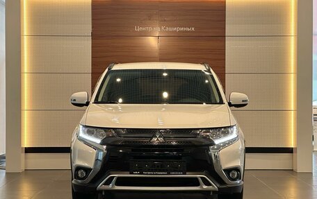 Mitsubishi Outlander III рестайлинг 3, 2021 год, 2 649 900 рублей, 2 фотография