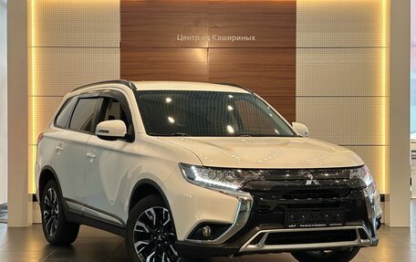 Mitsubishi Outlander III рестайлинг 3, 2021 год, 2 649 900 рублей, 3 фотография