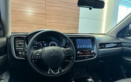 Mitsubishi Outlander III рестайлинг 3, 2021 год, 2 649 900 рублей, 7 фотография