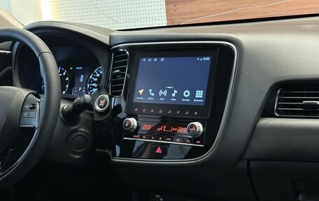 Mitsubishi Outlander III рестайлинг 3, 2021 год, 2 649 900 рублей, 11 фотография