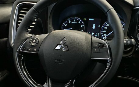 Mitsubishi Outlander III рестайлинг 3, 2021 год, 2 649 900 рублей, 10 фотография