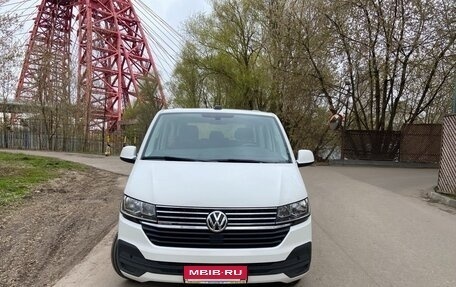 Volkswagen Caravelle T6 рестайлинг, 2021 год, 4 600 000 рублей, 2 фотография