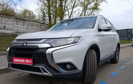 Mitsubishi Outlander III рестайлинг 3, 2019 год, 2 100 000 рублей, 1 фотография