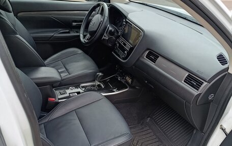 Mitsubishi Outlander III рестайлинг 3, 2019 год, 2 100 000 рублей, 4 фотография