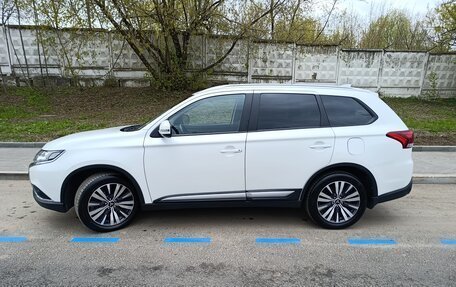 Mitsubishi Outlander III рестайлинг 3, 2019 год, 2 100 000 рублей, 3 фотография