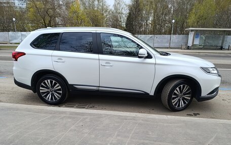 Mitsubishi Outlander III рестайлинг 3, 2019 год, 2 100 000 рублей, 2 фотография