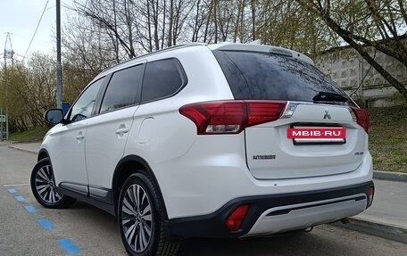 Mitsubishi Outlander III рестайлинг 3, 2019 год, 2 100 000 рублей, 5 фотография