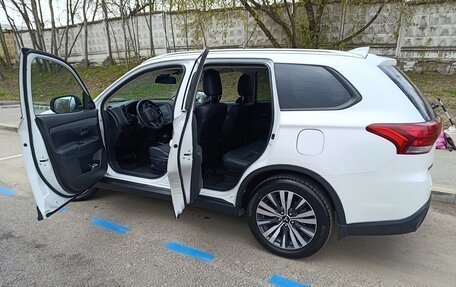 Mitsubishi Outlander III рестайлинг 3, 2019 год, 2 100 000 рублей, 7 фотография
