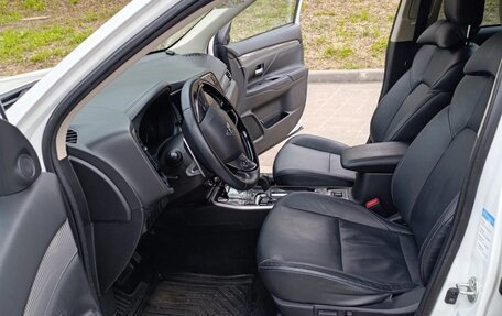Mitsubishi Outlander III рестайлинг 3, 2019 год, 2 100 000 рублей, 10 фотография
