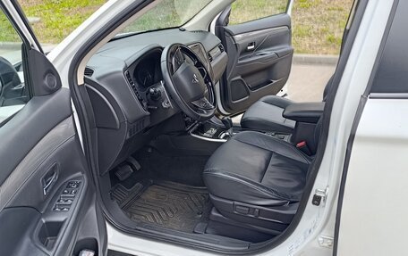 Mitsubishi Outlander III рестайлинг 3, 2019 год, 2 100 000 рублей, 14 фотография