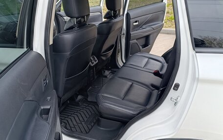 Mitsubishi Outlander III рестайлинг 3, 2019 год, 2 100 000 рублей, 13 фотография