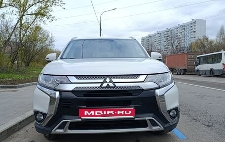 Mitsubishi Outlander III рестайлинг 3, 2019 год, 2 100 000 рублей, 9 фотография
