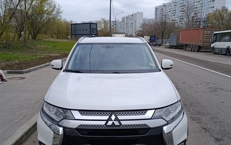 Mitsubishi Outlander III рестайлинг 3, 2019 год, 2 100 000 рублей, 6 фотография