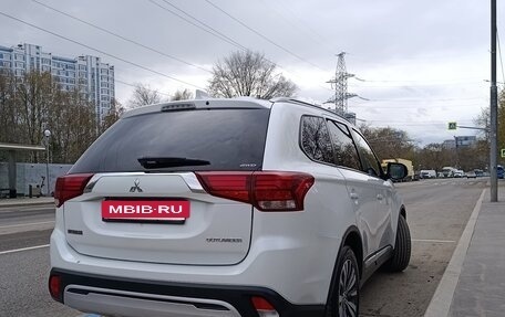 Mitsubishi Outlander III рестайлинг 3, 2019 год, 2 100 000 рублей, 8 фотография