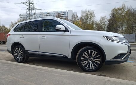 Mitsubishi Outlander III рестайлинг 3, 2019 год, 2 100 000 рублей, 22 фотография