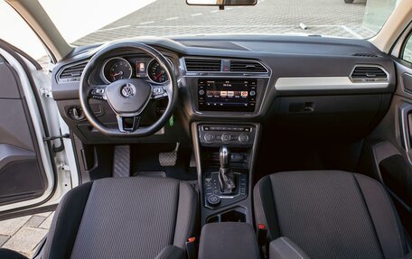 Volkswagen Tiguan II, 2020 год, 2 425 000 рублей, 17 фотография