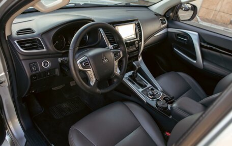 Mitsubishi Pajero Sport III рестайлинг, 2019 год, 2 735 000 рублей, 13 фотография