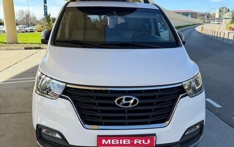Hyundai Grand Starex Grand Starex I рестайлинг 2, 2018 год, 3 200 000 рублей, 1 фотография