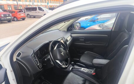 Mitsubishi Outlander III рестайлинг 3, 2013 год, 1 650 000 рублей, 4 фотография