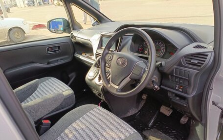 Toyota Voxy III, 2018 год, 2 300 000 рублей, 4 фотография