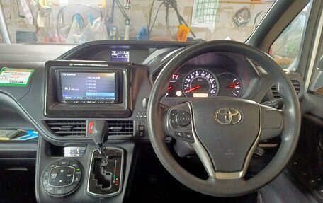 Toyota Voxy III, 2018 год, 2 300 000 рублей, 13 фотография