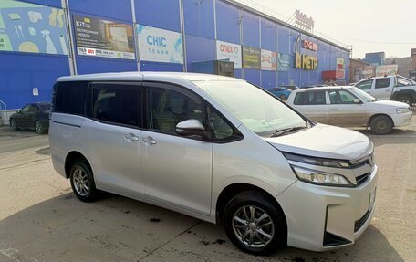 Toyota Voxy III, 2018 год, 2 300 000 рублей, 15 фотография