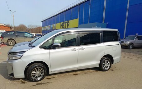 Toyota Voxy III, 2018 год, 2 300 000 рублей, 24 фотография