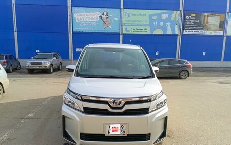 Toyota Voxy III, 2018 год, 2 300 000 рублей, 20 фотография