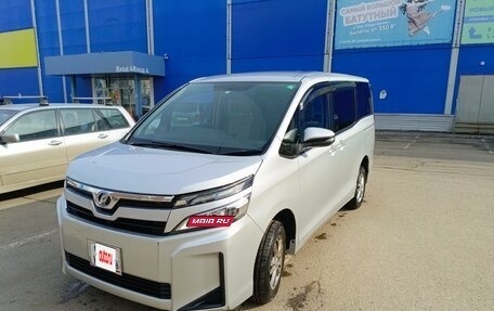 Toyota Voxy III, 2018 год, 2 300 000 рублей, 22 фотография