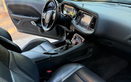 Dodge Challenger III рестайлинг 2, 2018 год, 3 600 000 рублей, 17 фотография