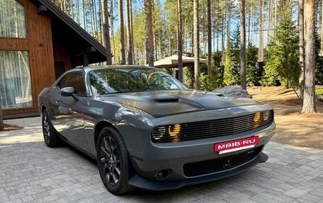 Dodge Challenger III рестайлинг 2, 2018 год, 3 600 000 рублей, 3 фотография