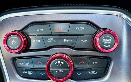 Dodge Challenger III рестайлинг 2, 2018 год, 3 600 000 рублей, 19 фотография