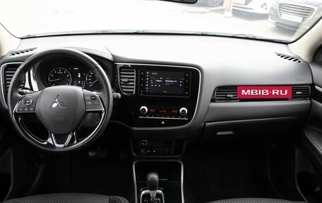 Mitsubishi Outlander III рестайлинг 3, 2021 год, 2 698 000 рублей, 11 фотография