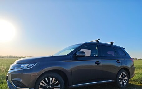 Mitsubishi Outlander III рестайлинг 3, 2021 год, 2 600 000 рублей, 13 фотография