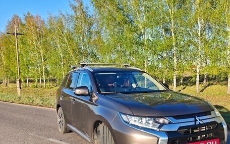 Mitsubishi Outlander III рестайлинг 3, 2021 год, 2 600 000 рублей, 8 фотография