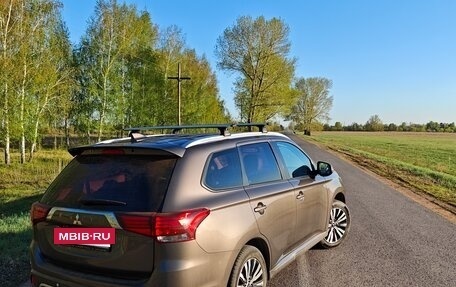 Mitsubishi Outlander III рестайлинг 3, 2021 год, 2 600 000 рублей, 3 фотография