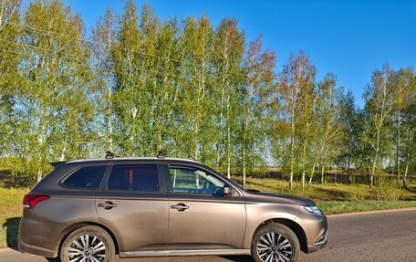 Mitsubishi Outlander III рестайлинг 3, 2021 год, 2 600 000 рублей, 7 фотография