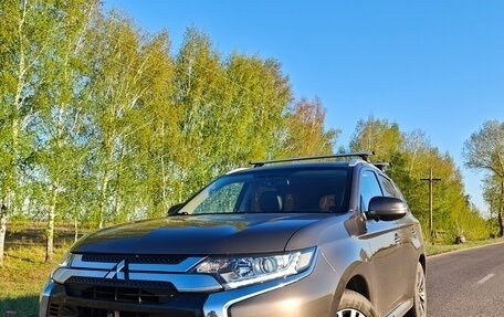Mitsubishi Outlander III рестайлинг 3, 2021 год, 2 600 000 рублей, 4 фотография