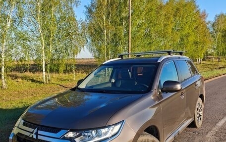 Mitsubishi Outlander III рестайлинг 3, 2021 год, 2 600 000 рублей, 6 фотография