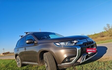 Mitsubishi Outlander III рестайлинг 3, 2021 год, 2 600 000 рублей, 12 фотография