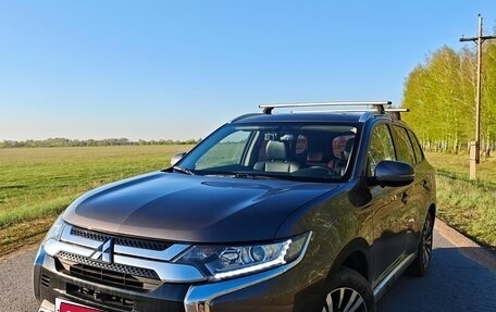 Mitsubishi Outlander III рестайлинг 3, 2021 год, 2 600 000 рублей, 10 фотография