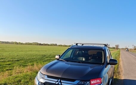 Mitsubishi Outlander III рестайлинг 3, 2021 год, 2 600 000 рублей, 14 фотография
