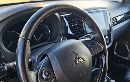 Mitsubishi Outlander III рестайлинг 3, 2021 год, 2 600 000 рублей, 17 фотография