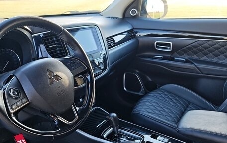 Mitsubishi Outlander III рестайлинг 3, 2021 год, 2 600 000 рублей, 16 фотография