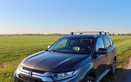 Mitsubishi Outlander III рестайлинг 3, 2021 год, 2 600 000 рублей, 15 фотография